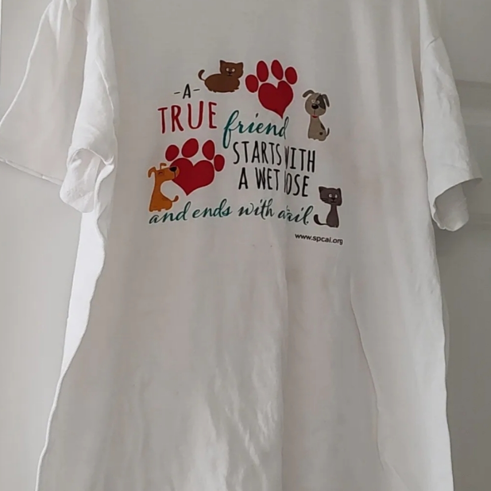 This lighly worn and loved tee shirt is a versatile addition to your wardrobe. M